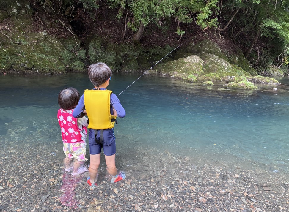 早速釣りを始める子どもたち