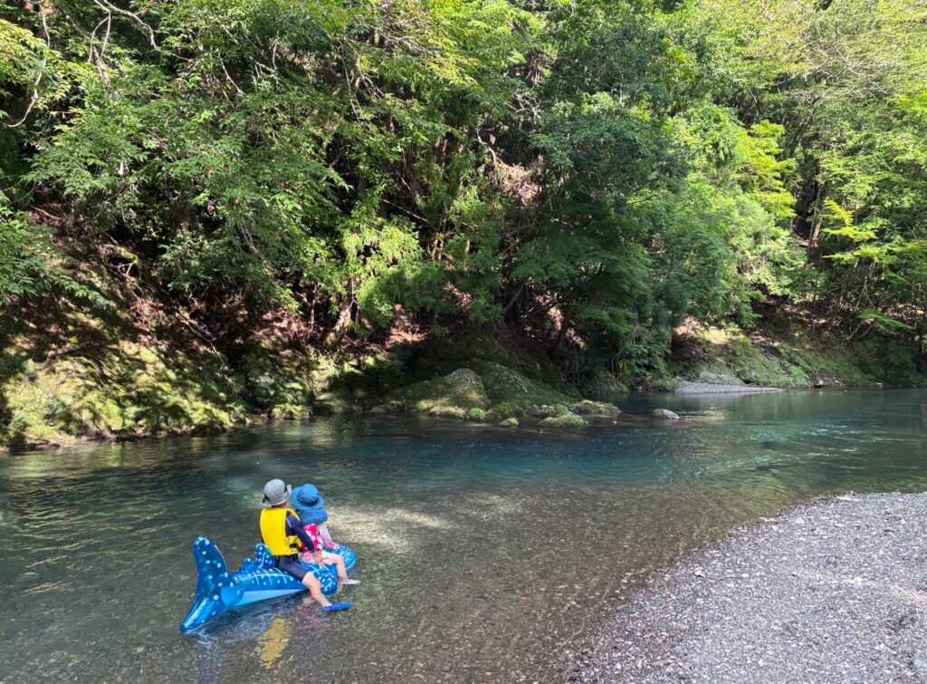 仲良く浮き輪に乗る子どもたち