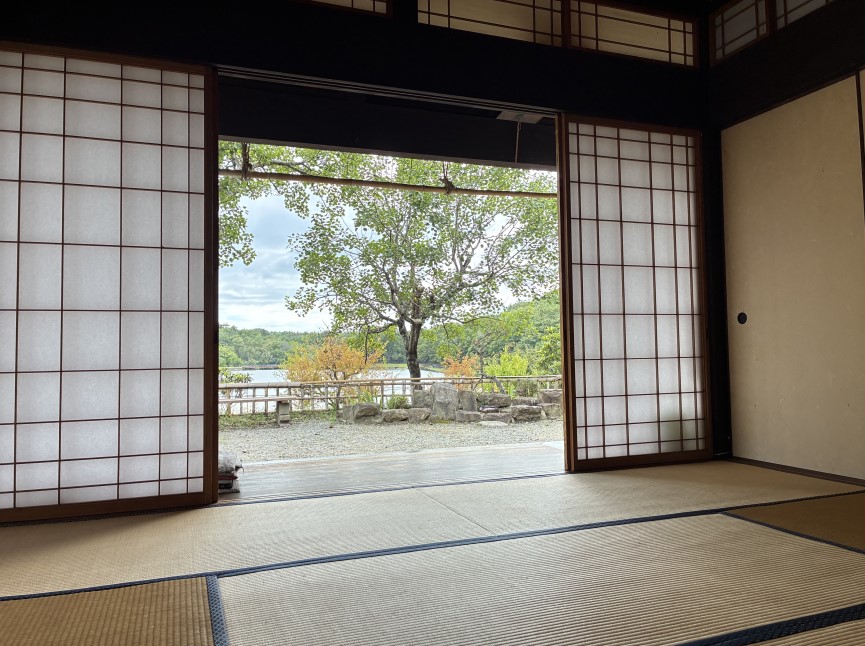 かやぶき屋根の民家の中