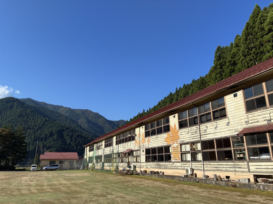 朝日に照らされる木造校舎