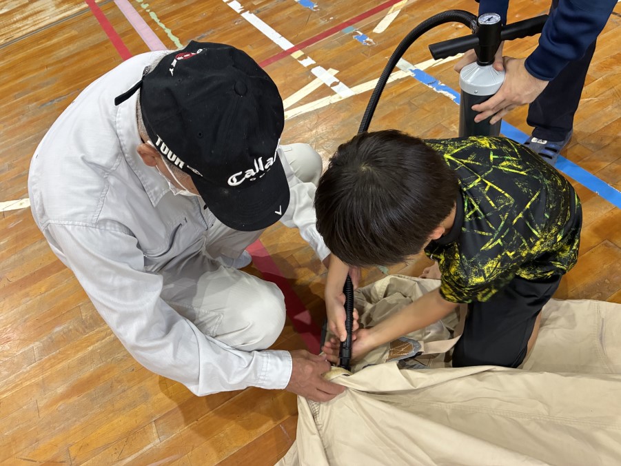 防災テントの組み立て体験