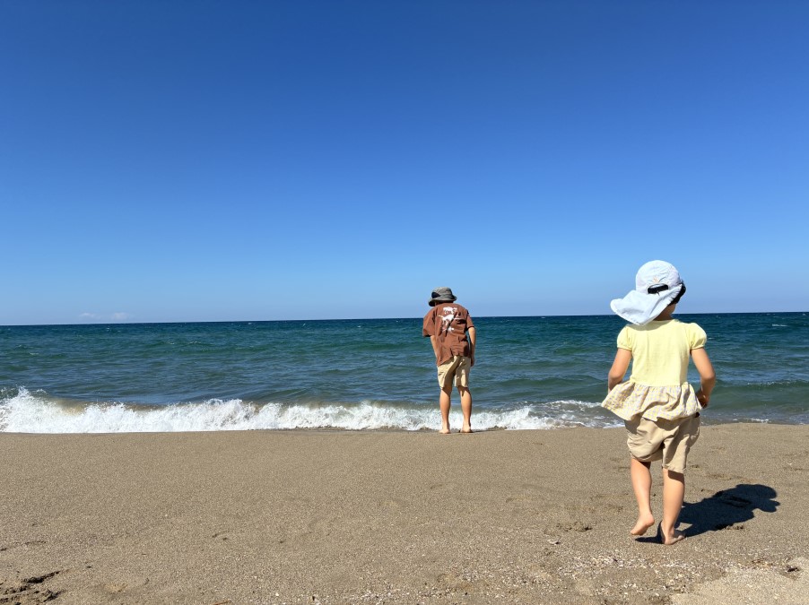 砂浜で貝殻を拾ったり、波に足をつけてみたり