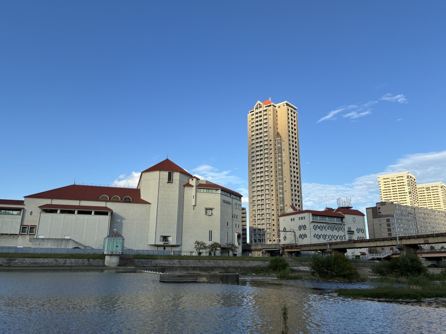 水位が元に戻った武庫川。先日のように川の中に入るのは無理。